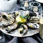 Sekt zu Austern, Cava trinken und Austern essen